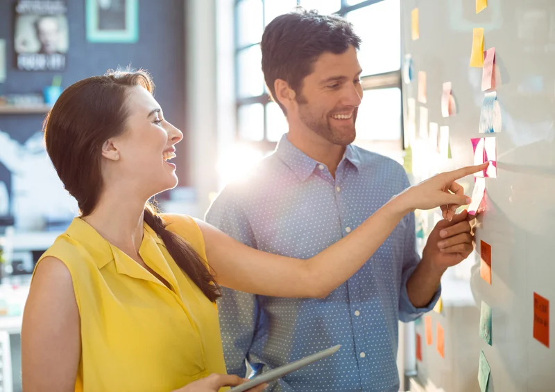 Team som planerar utrullning av digital rumsbokare på kontoret.